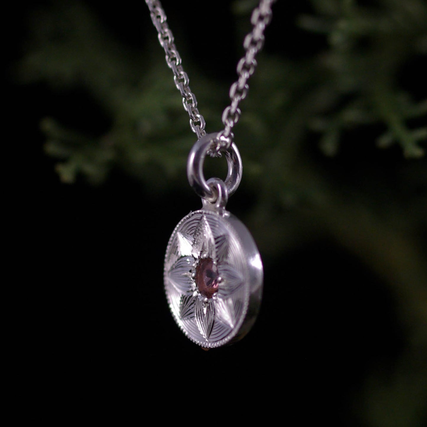 Pendentif argent tourmaline rose lotus gravé vue profil - Judith Collet bijouterie