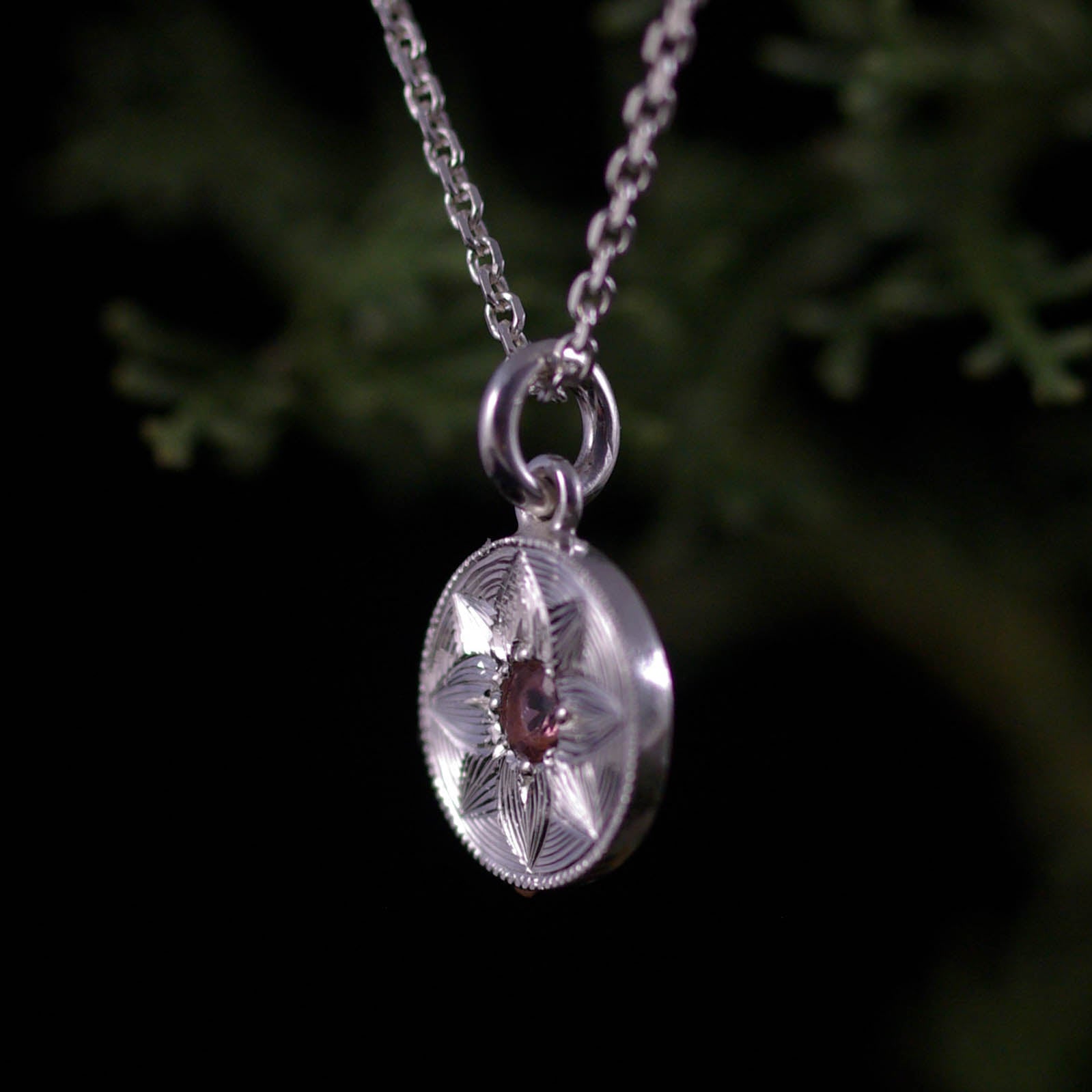 Pendentif argent tourmaline rose lotus gravé vue profil - Judith Collet bijouterie