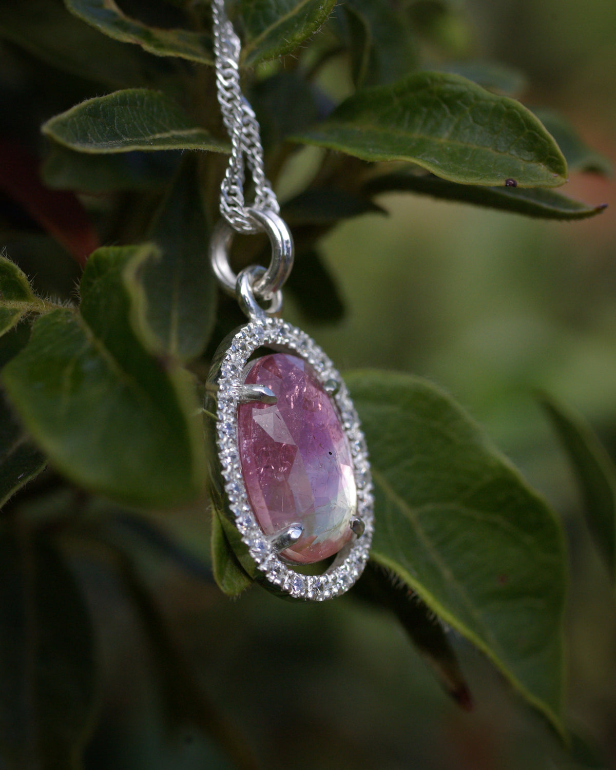Détail profil du pendentif et tourmaline rose bicolore rose et halo zirconium