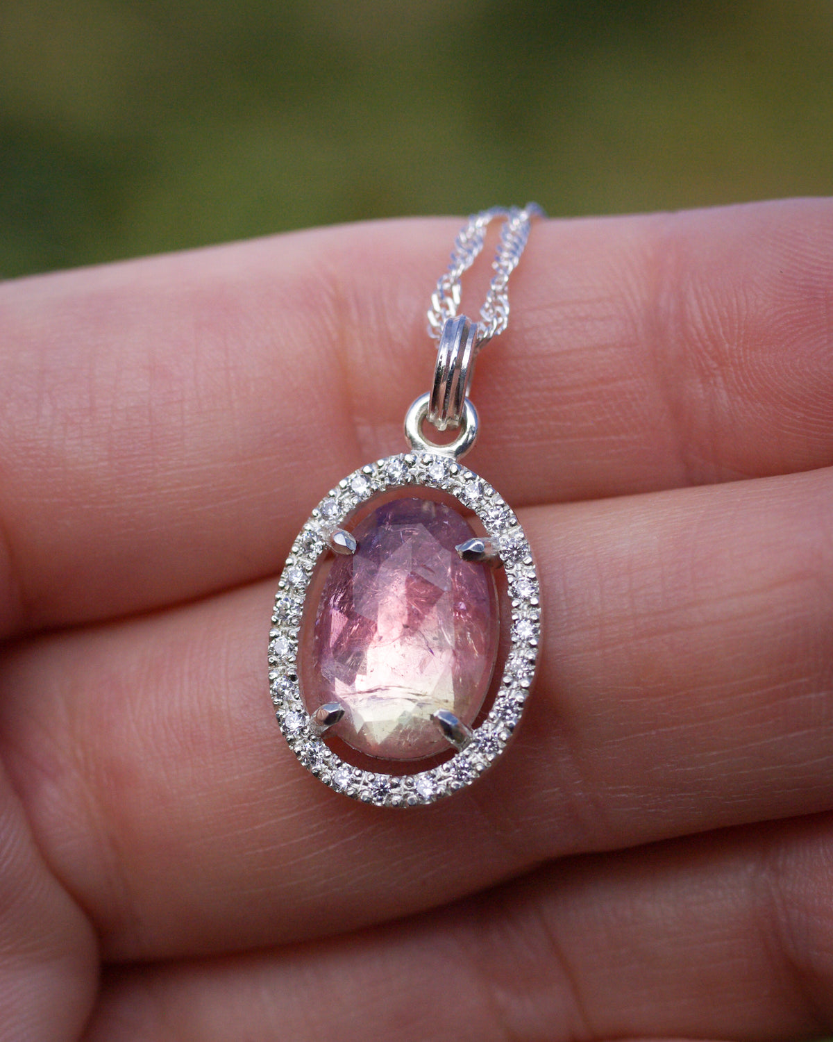 Détail de la tourmaline rose bicolore ovale, aux nuances passant du rose à la transparence