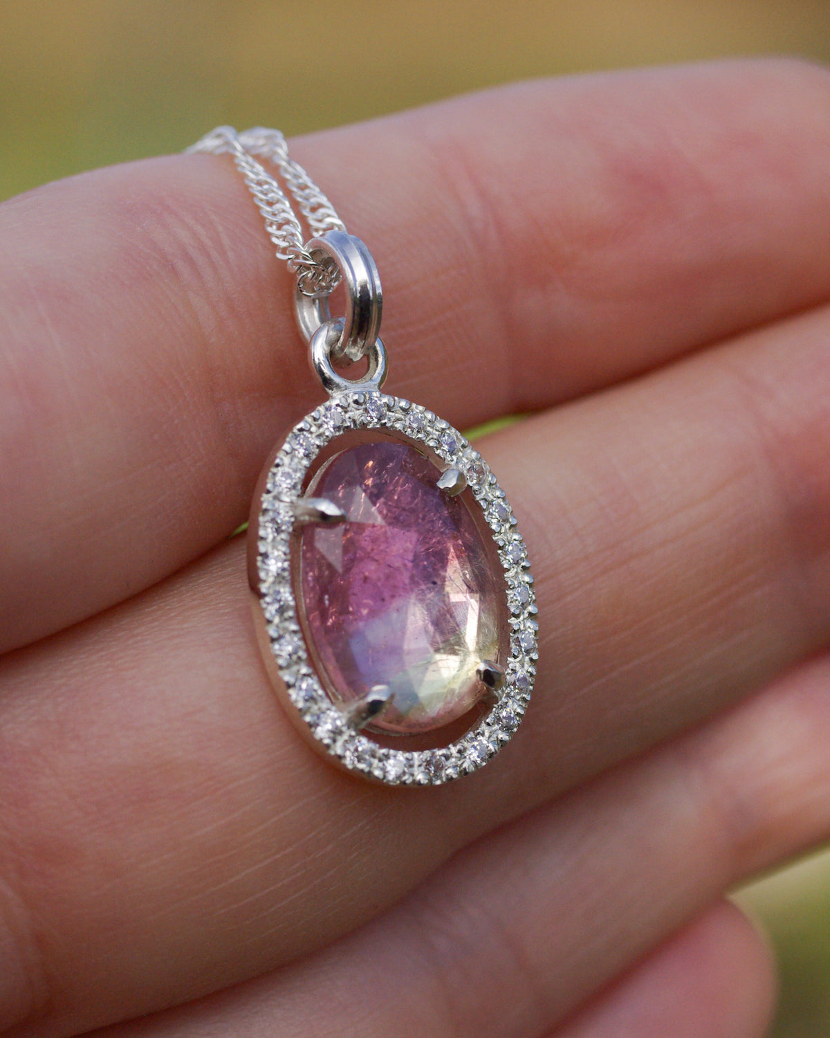 Pendentif tourmaline rose bicolore  rendu sur la peau