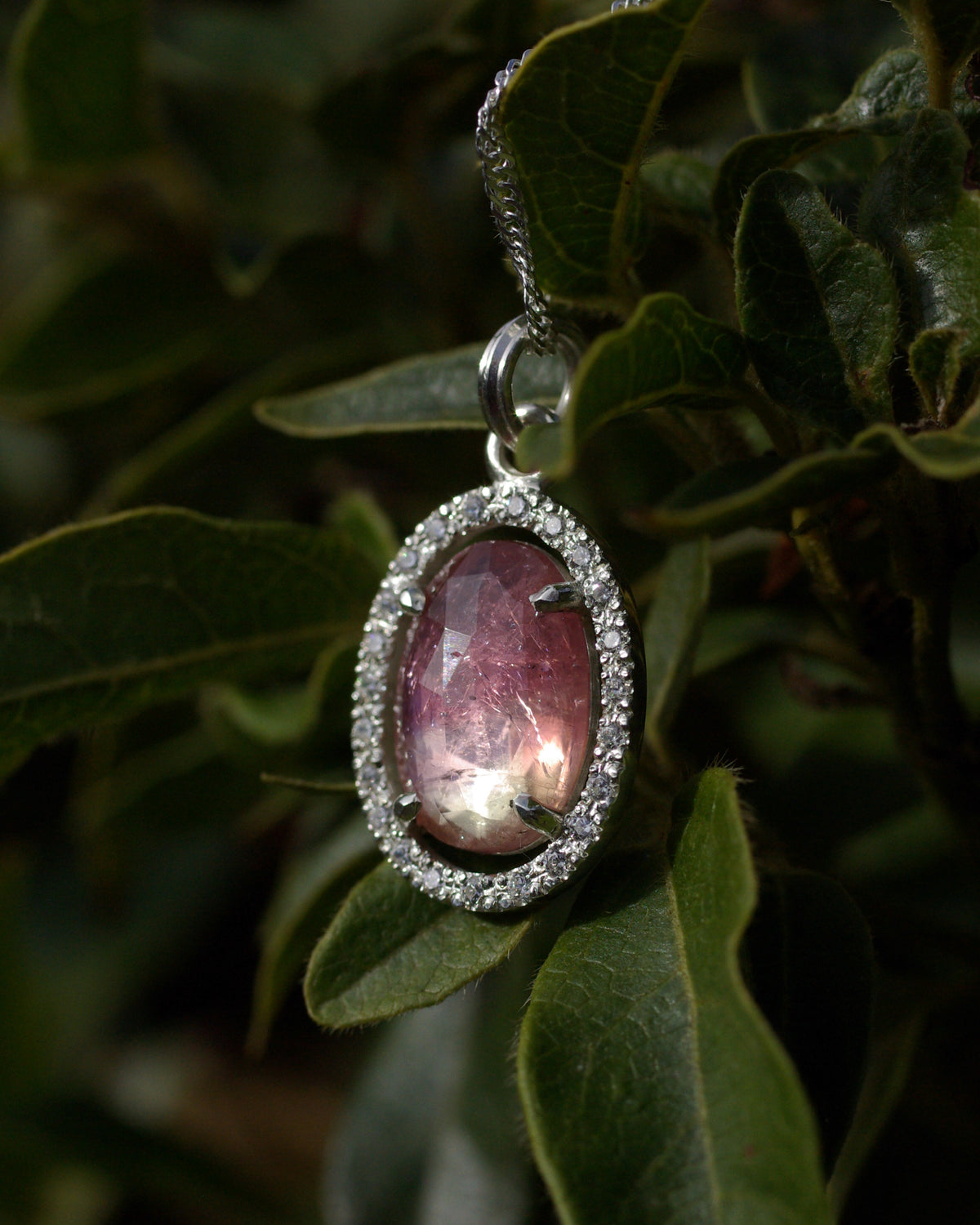 Pendentif artisanal en argent et tourmaline watermelon rose bicolore, avec halo d’oxydes de zirconium