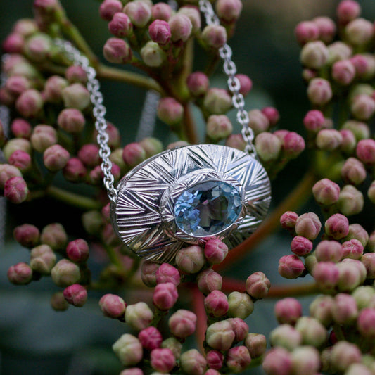 Pendentif en argent Gravé et Aigue-Marine – Élégance Intemporelle