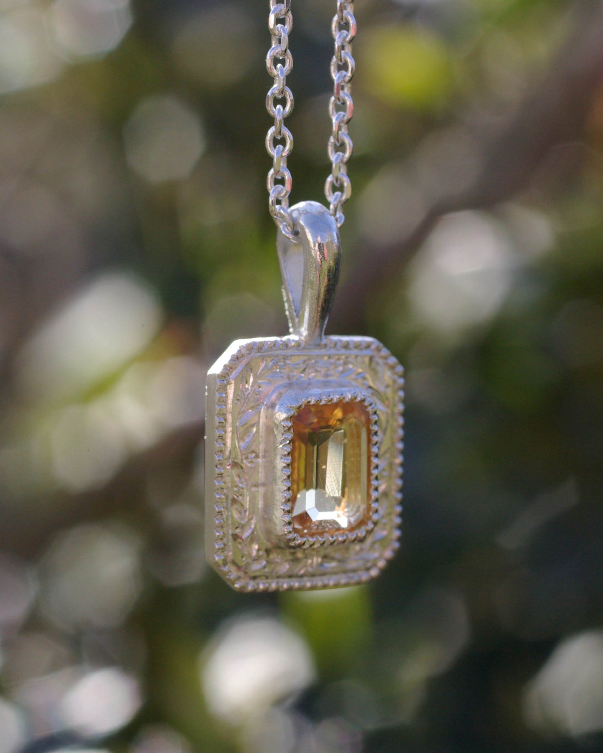 Pendentif en argent gravé et citrine transparente