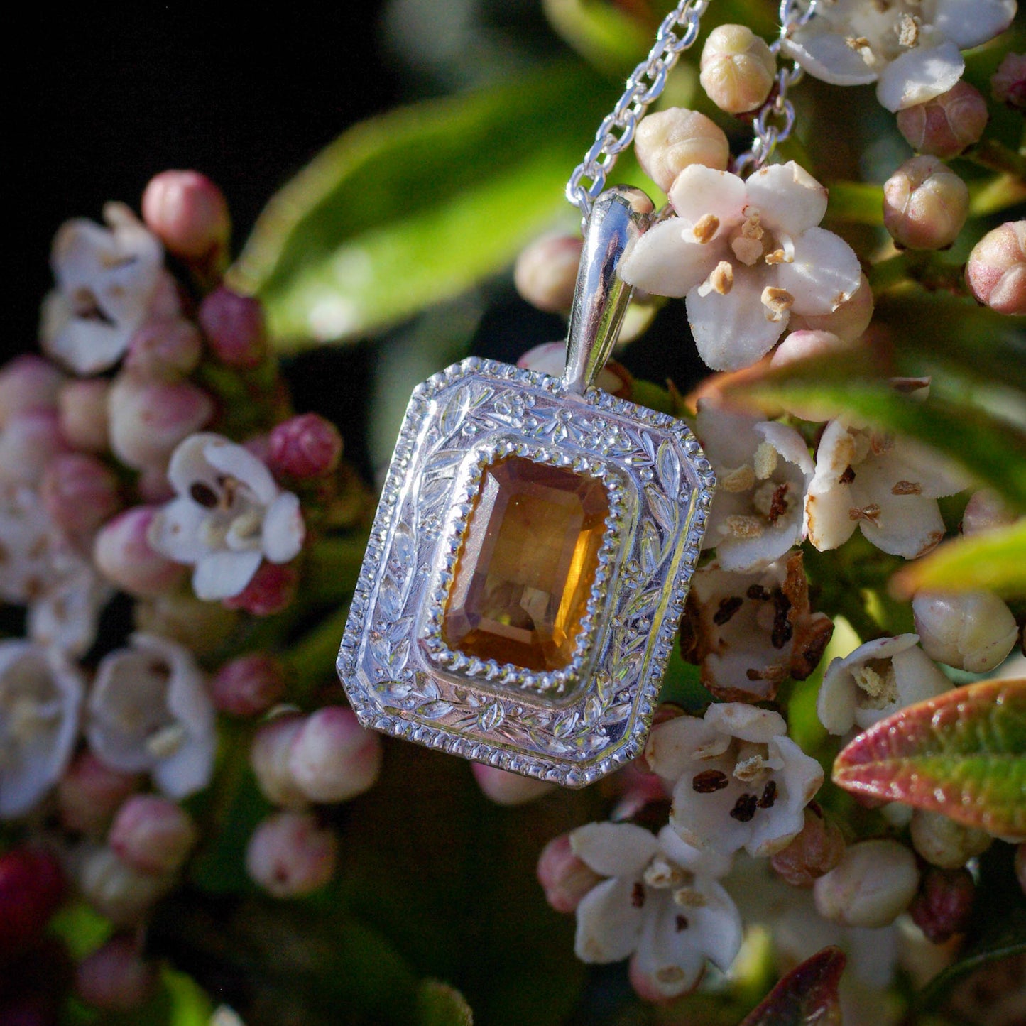 Pendentif en argent gravé et citrine rectangle