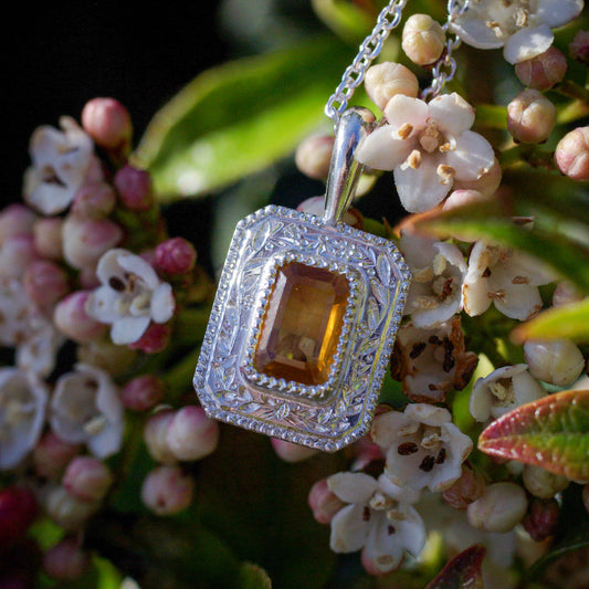 Pendentif en argent gravé et citrine rectangle