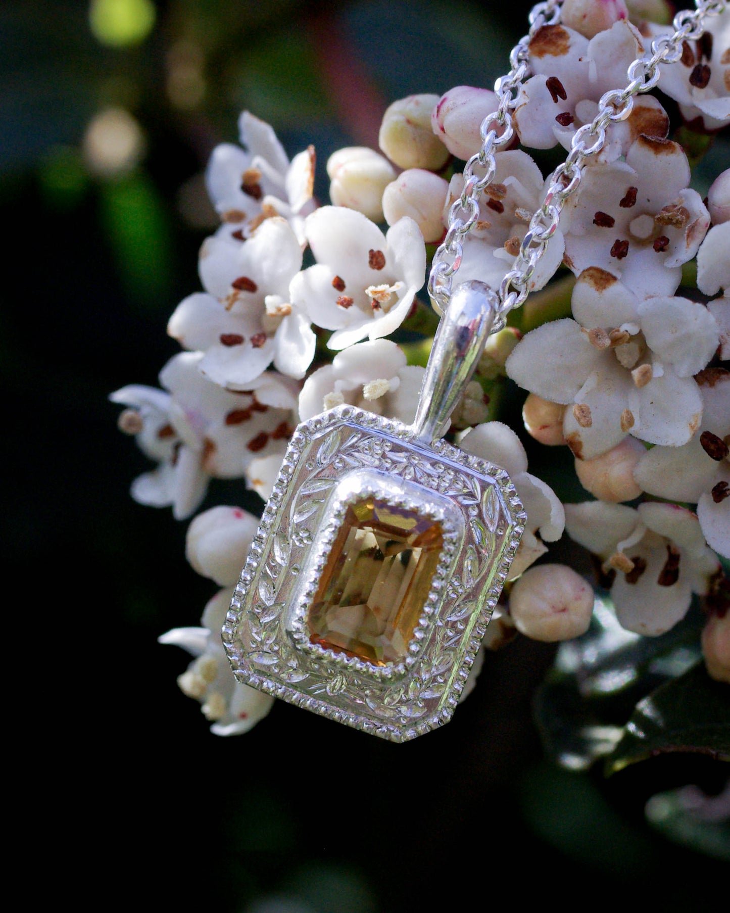 Pendentif en argent gravé et citrine vue face