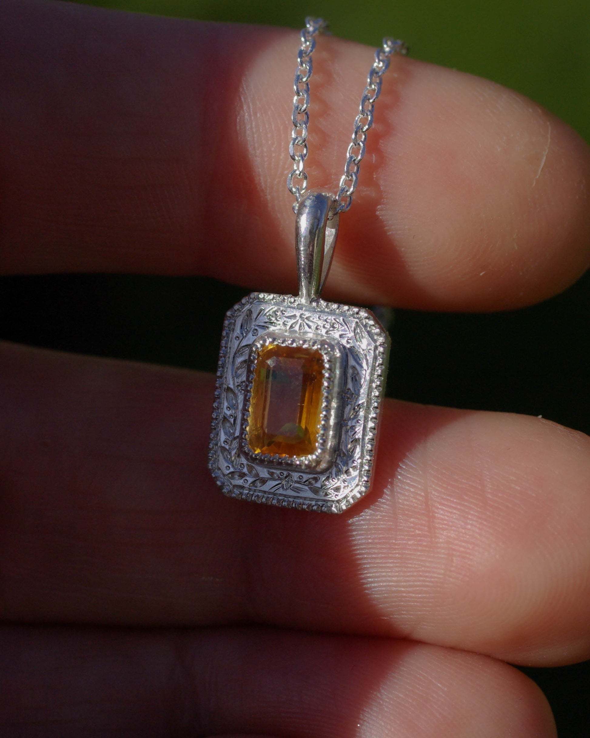 Pendentif en argent gravé et citrine rentangle bijou artisanal