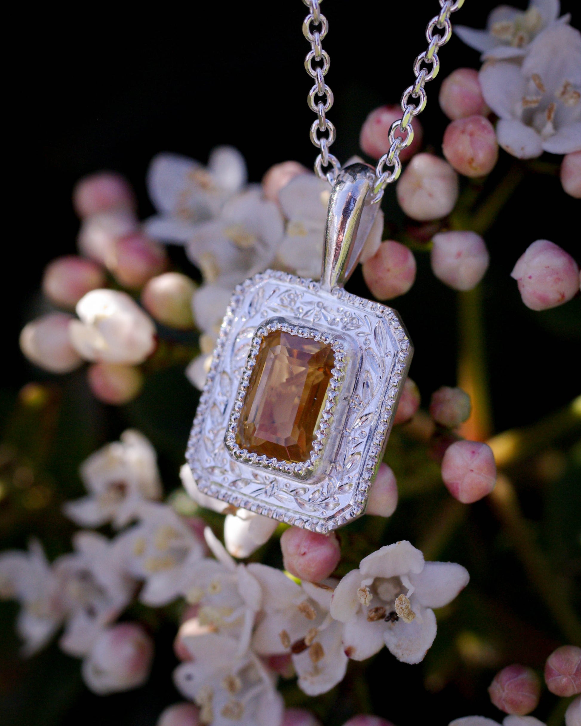Pendentif en argent gravé de feuillage et citrine contour perlé