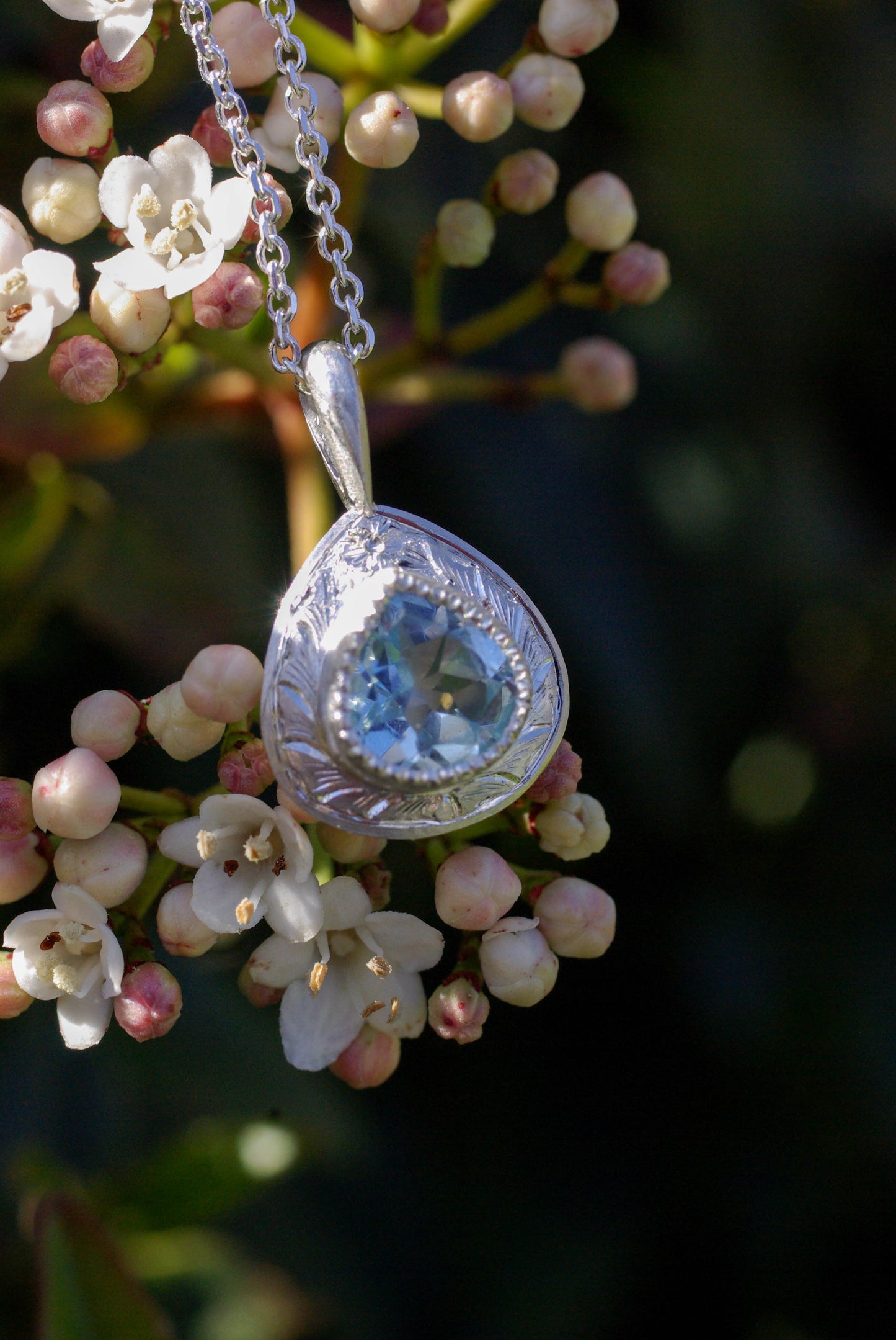 Pendentif en argent 925 gravé et topaze bleue contour perlé