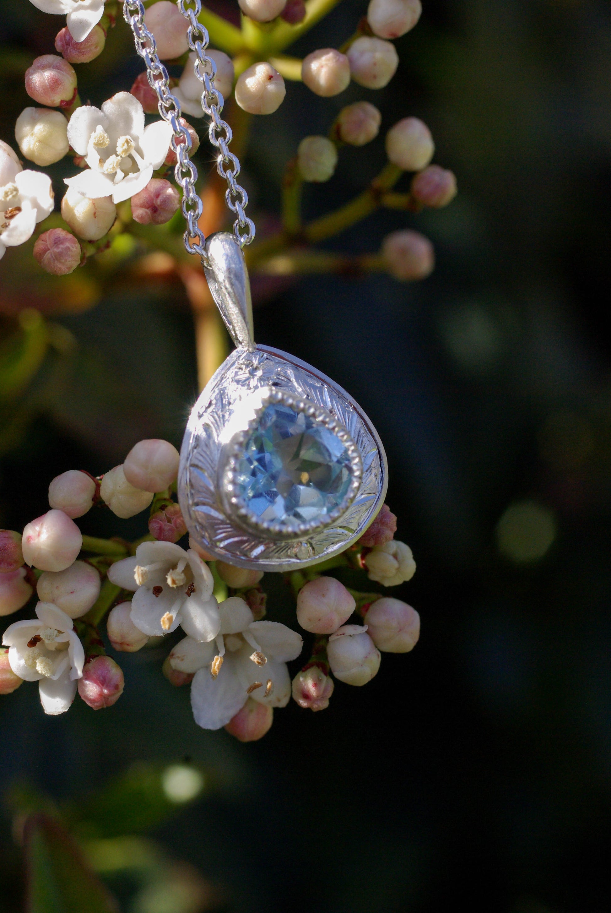 Pendentif en argent 925 gravé et topaze bleue contour perlé