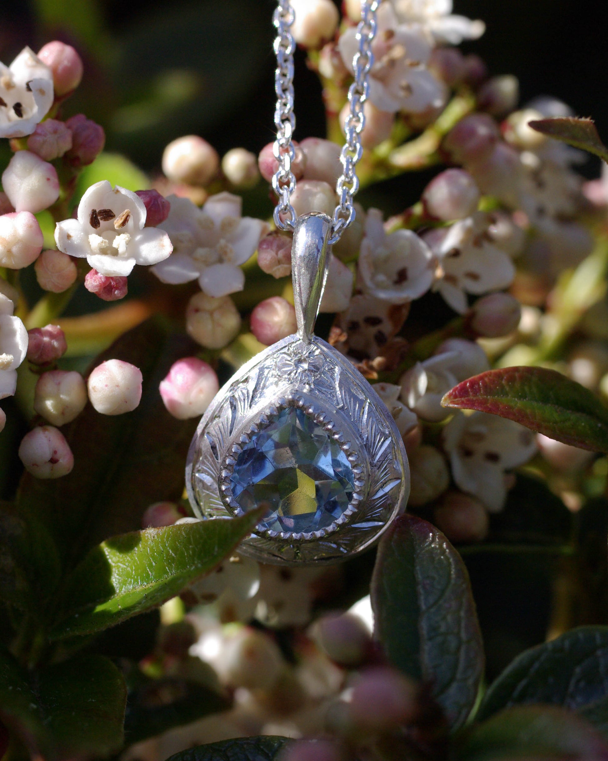 Pendentif en argent 925 gravé main et topaze 