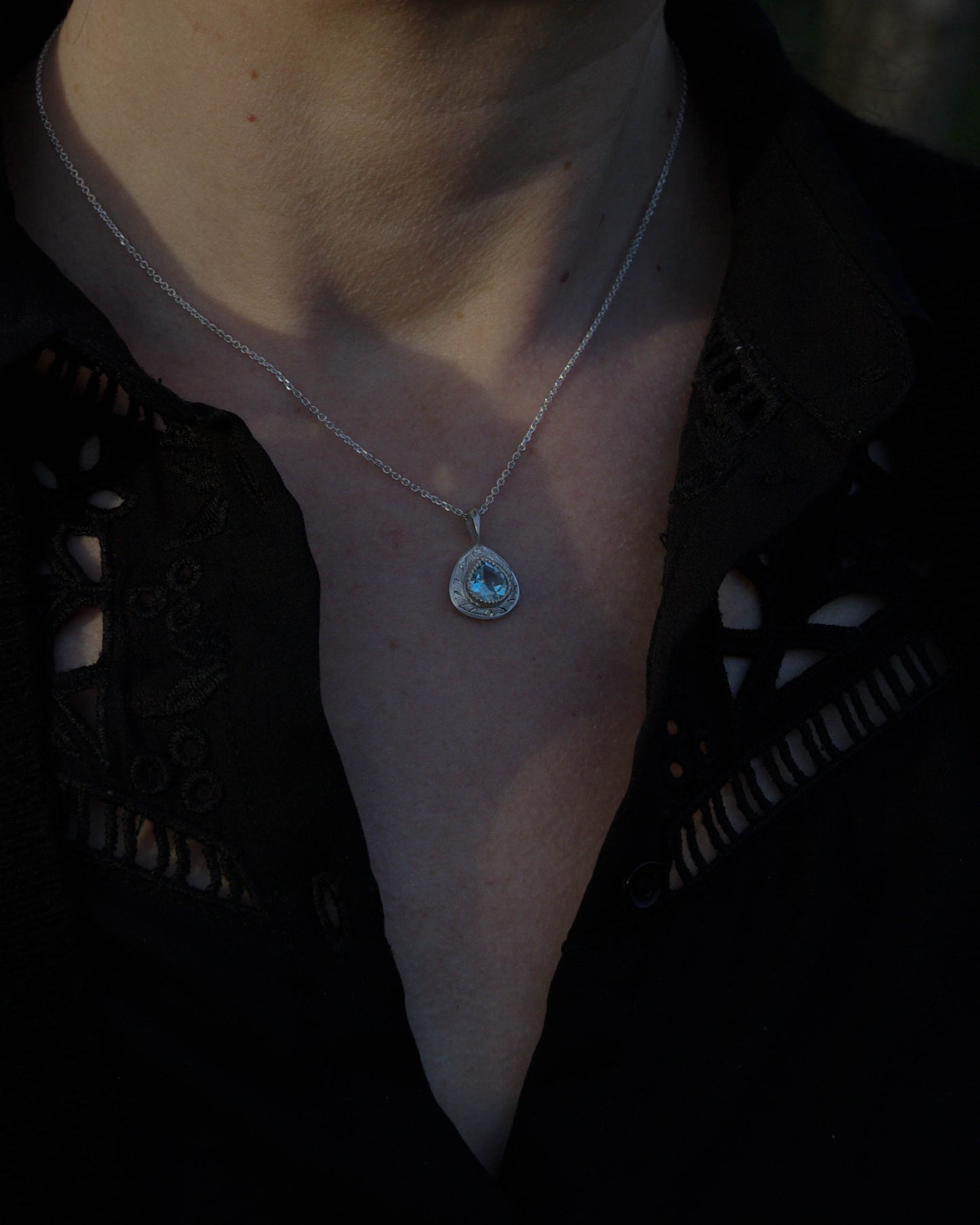 Pendentif en argent 925 gravé et topaze bleue vue porté