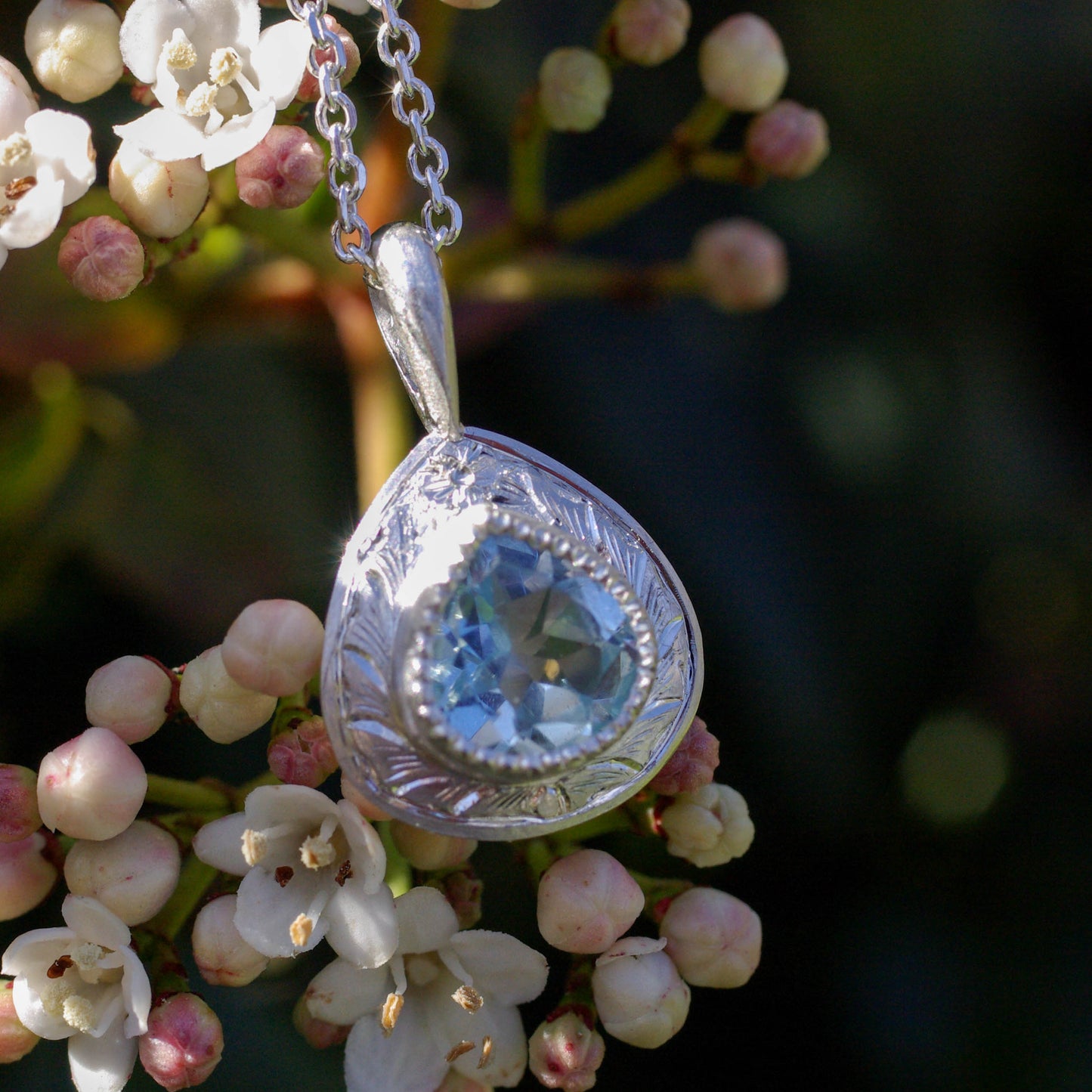 Pendentif en argent 925 gravé et topaze bleue vue rapprochée