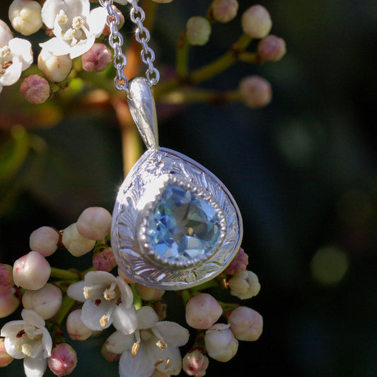 Pendentif en argent 925 gravé et topaze bleue vue rapprochée