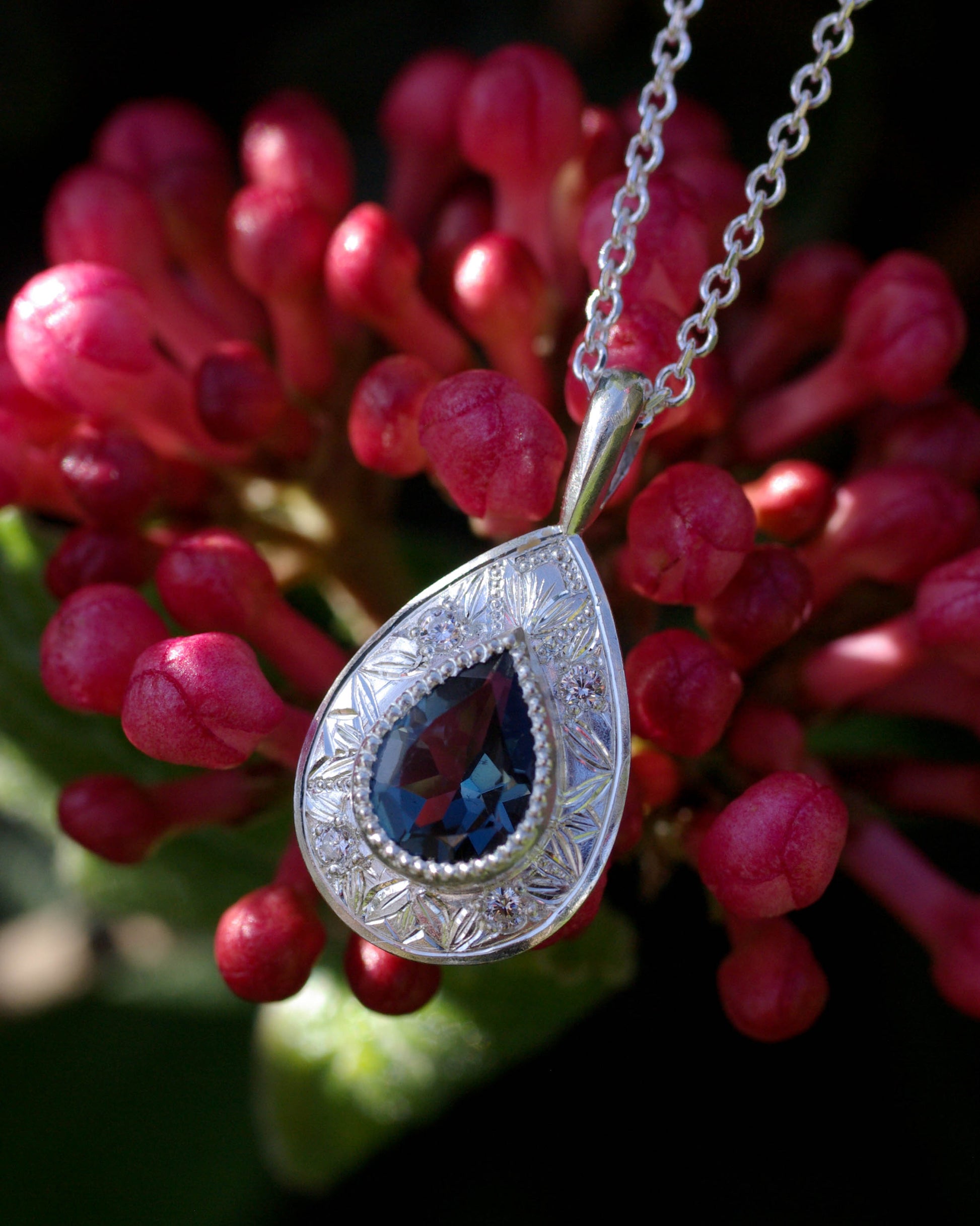 Pendentif gravé en argent 925 et topaze blue london contour perlé