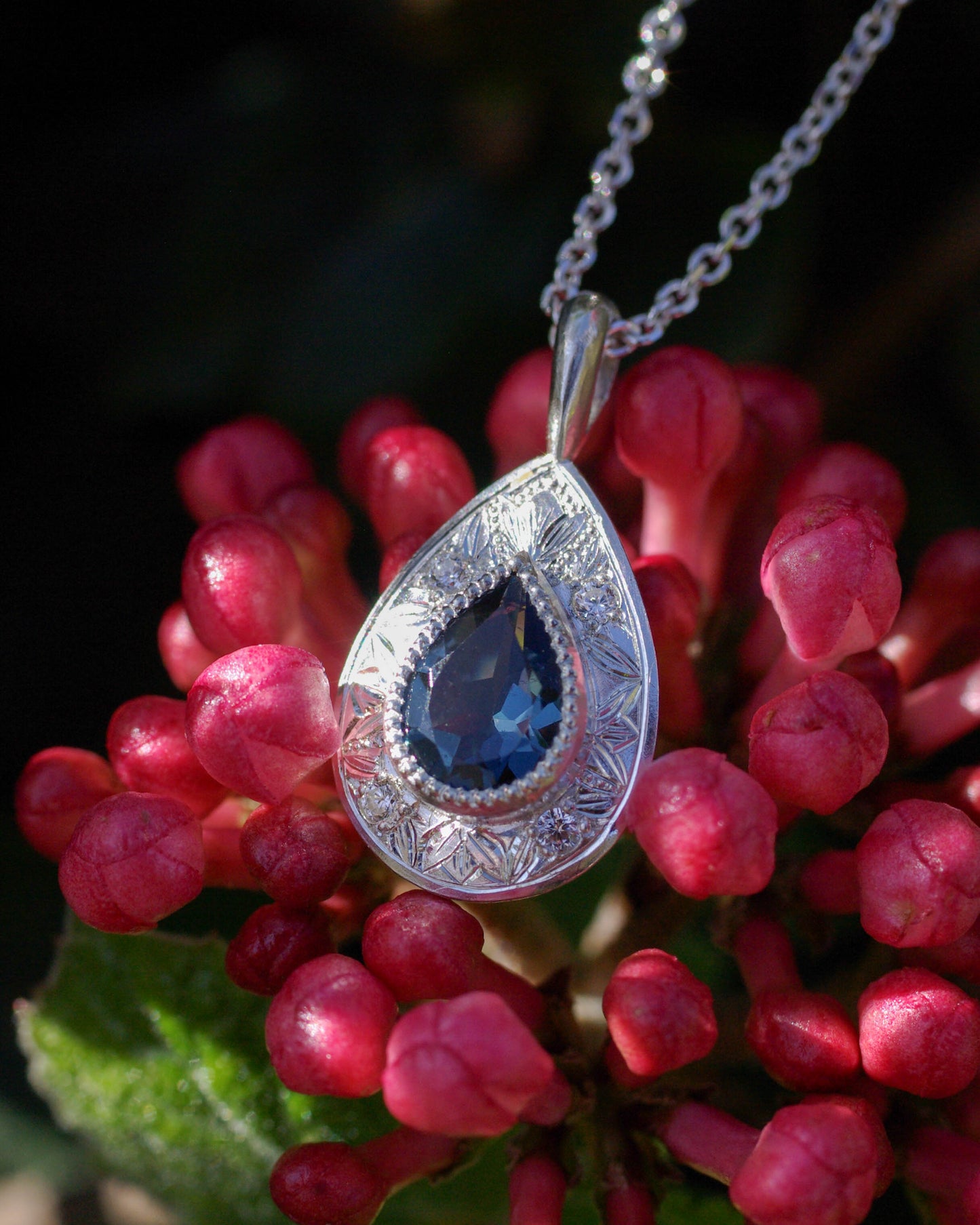 Pendentif gravé en argent 925 et topaze bleue vue face
