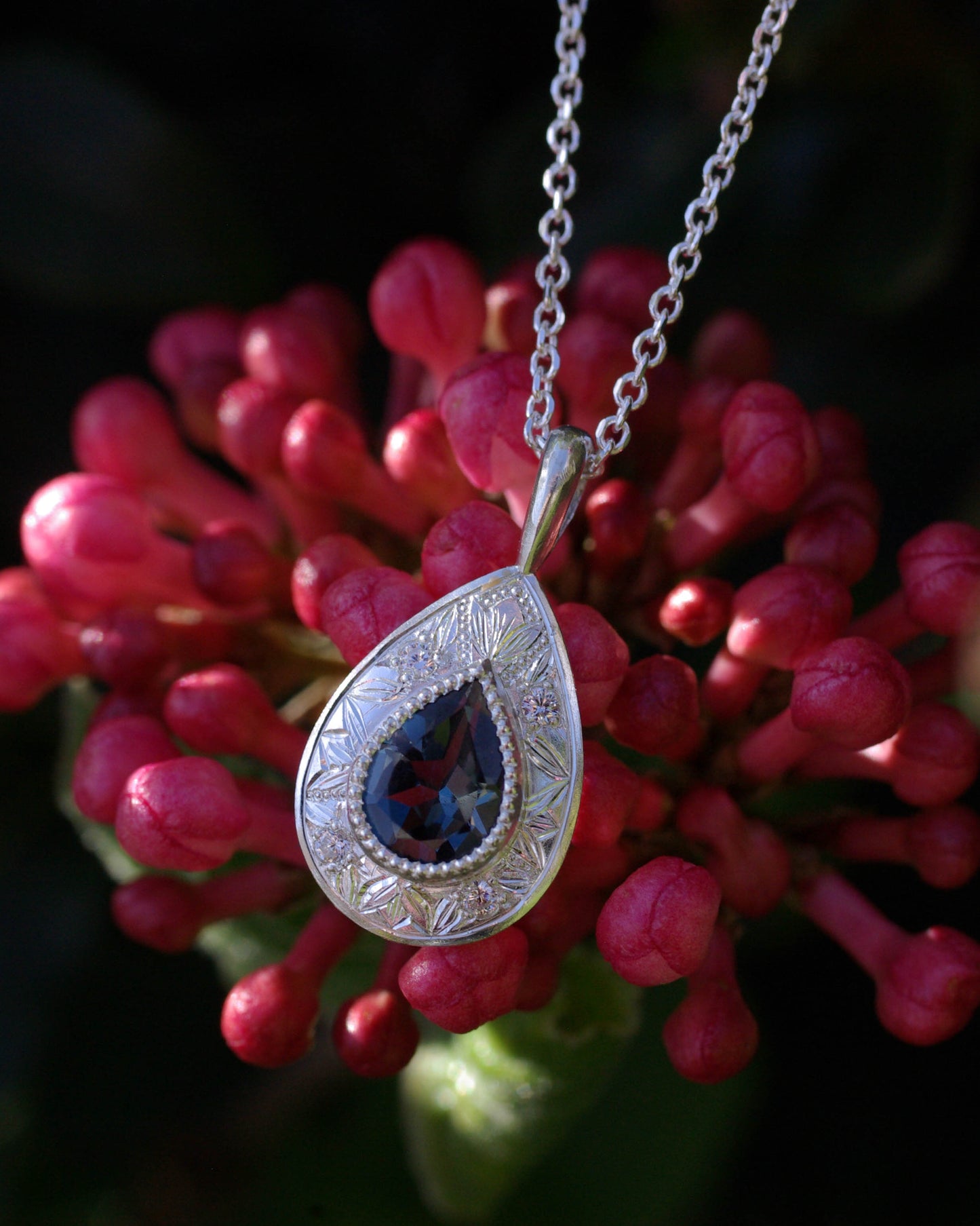 Pendentif gravé en argent 925 et topaze bleue artisanat d'art