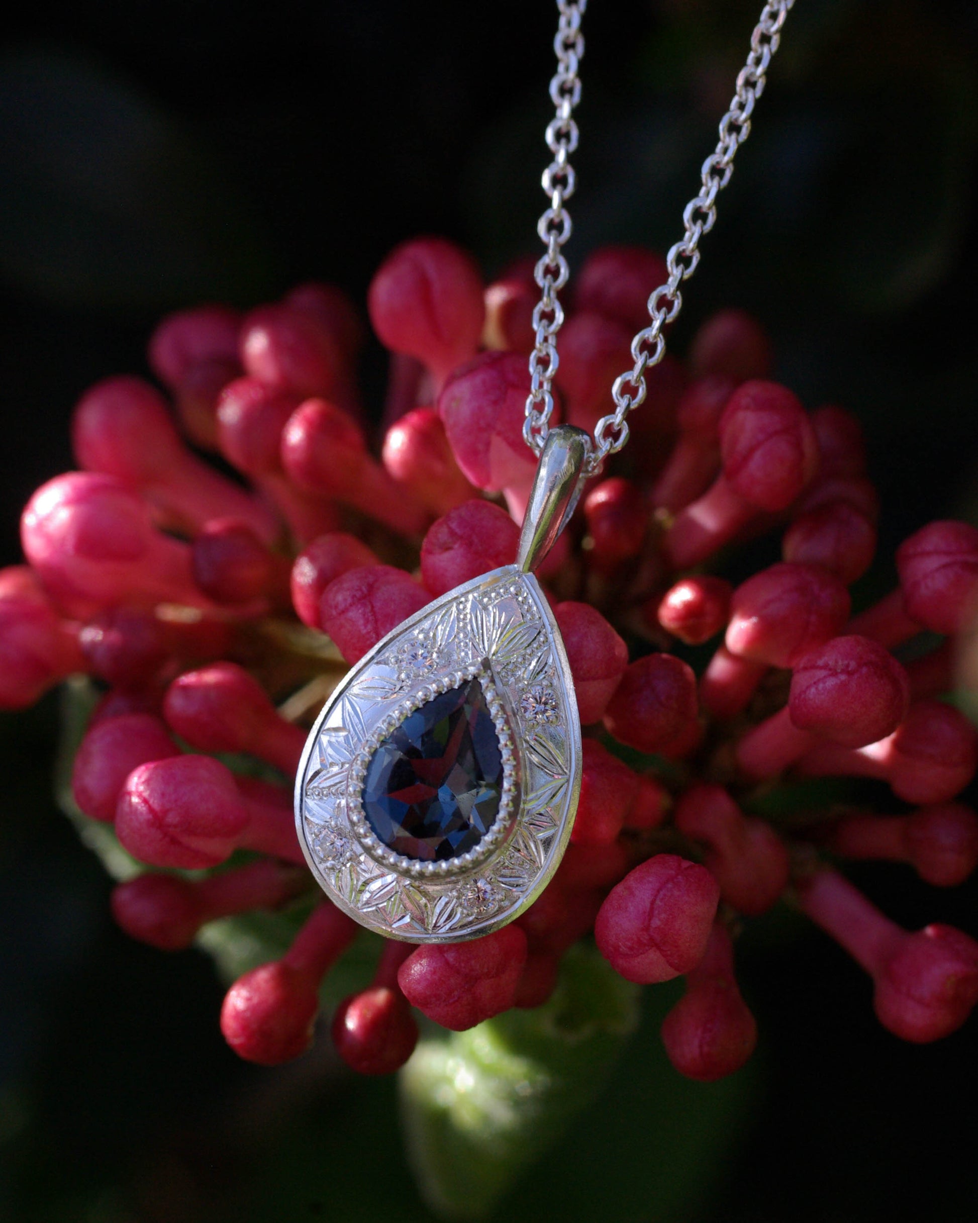Pendentif gravé en argent 925 et topaze bleue artisanat d'art