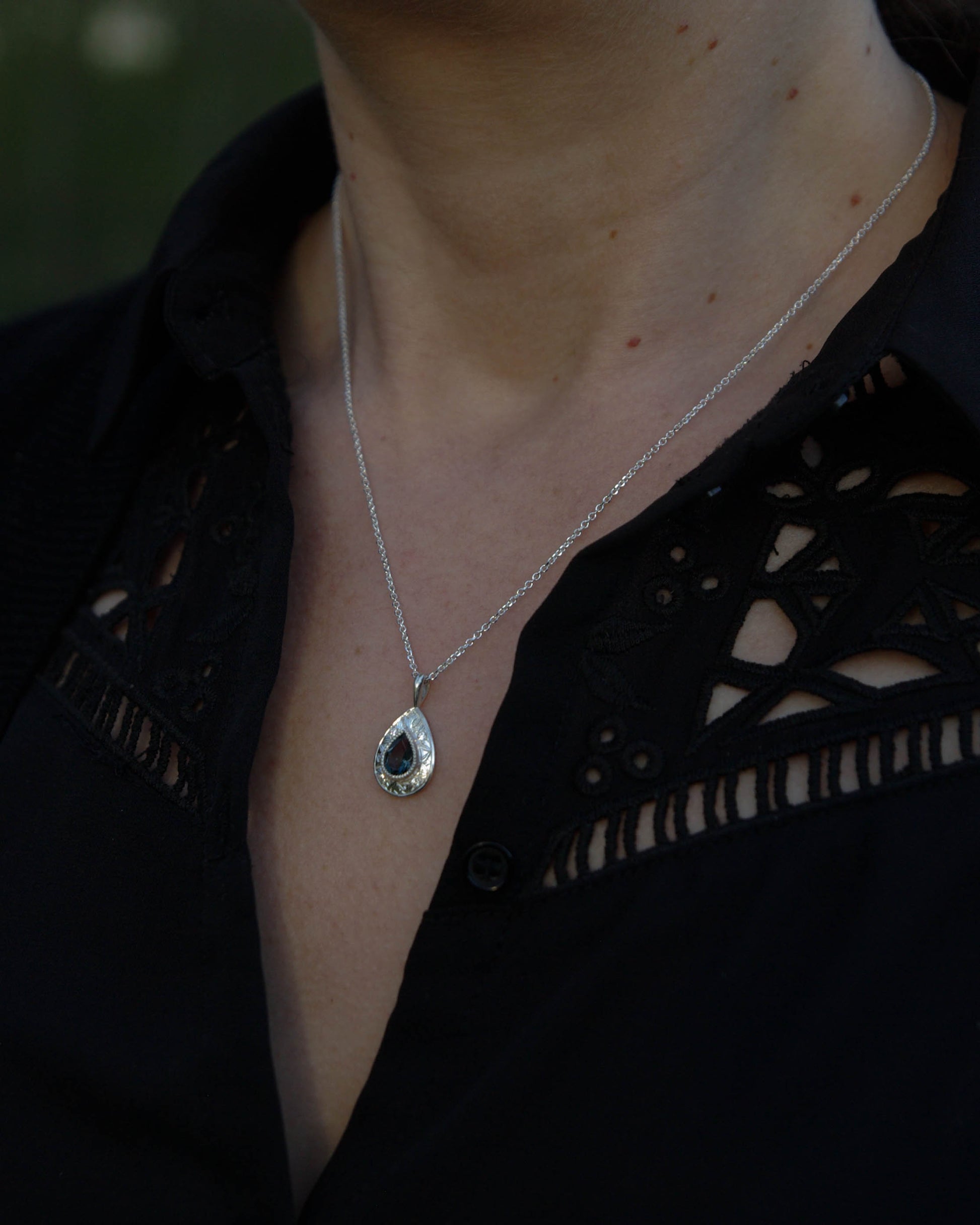 Pendentif gravé en argent 925 et topaze bleue vue porté
