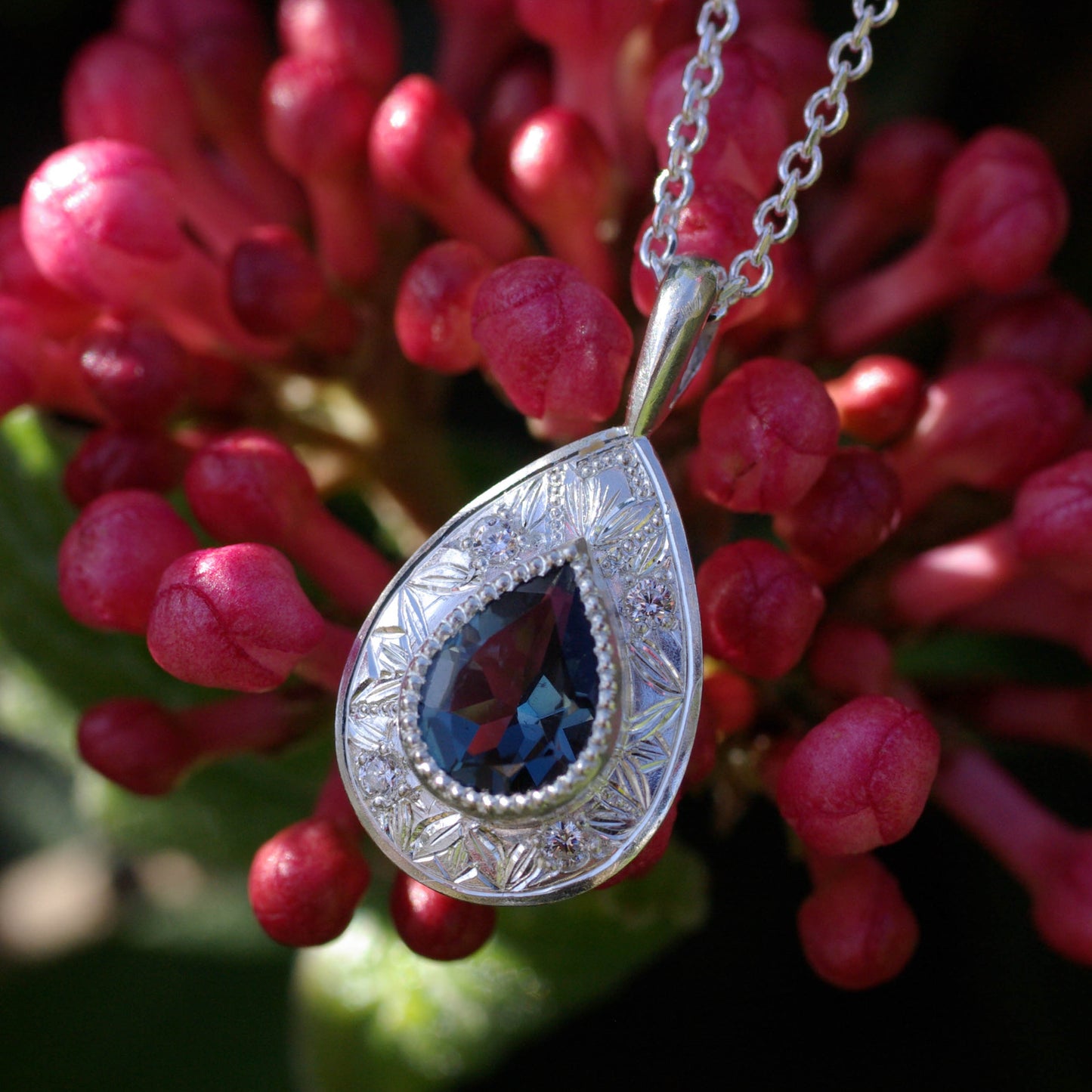 Pendentif gravé en argent 925 et topaze blue london forme poire
