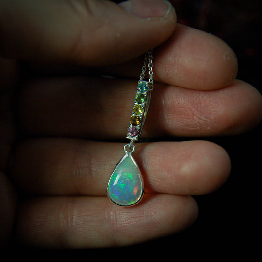 Pendentif goutte en argent 925 avec opale Welo et tourmalines mini-collection Ô