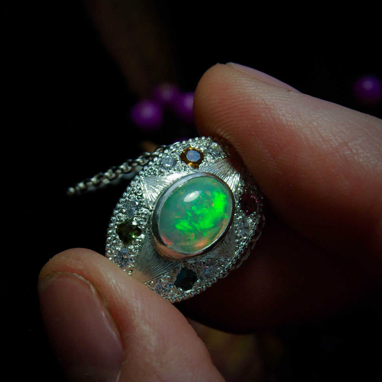 Pendentif "Ô" en argent avec Opale Welo et tourmalines