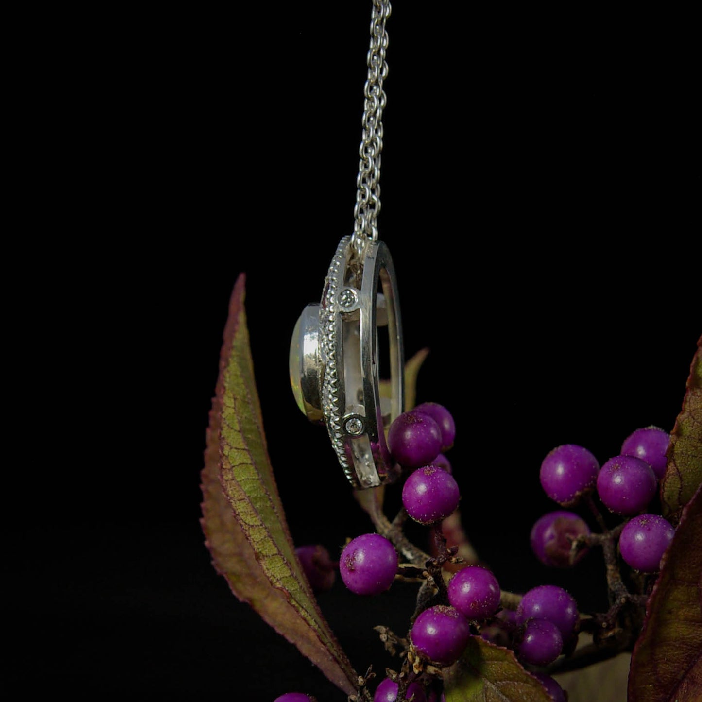Pendentif "Ô" en argent avec Opale Welo et tourmalines