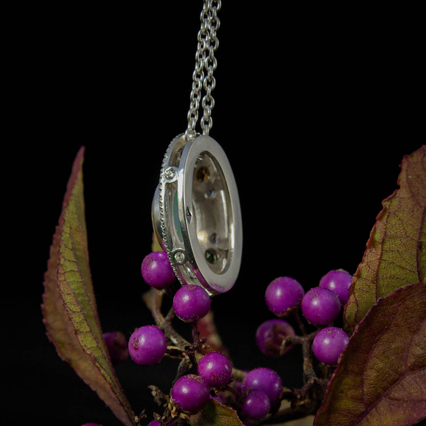Pendentif "Ô" en argent avec Opale Welo et tourmalines