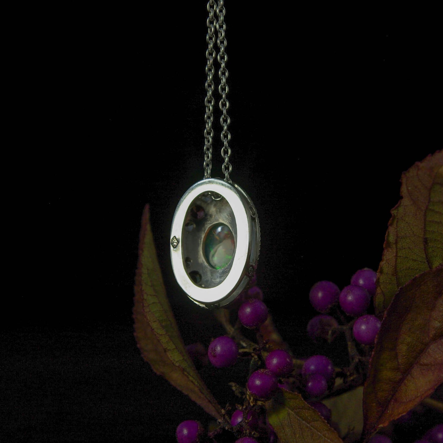 Pendentif "Ô" en argent avec Opale Welo et tourmalines