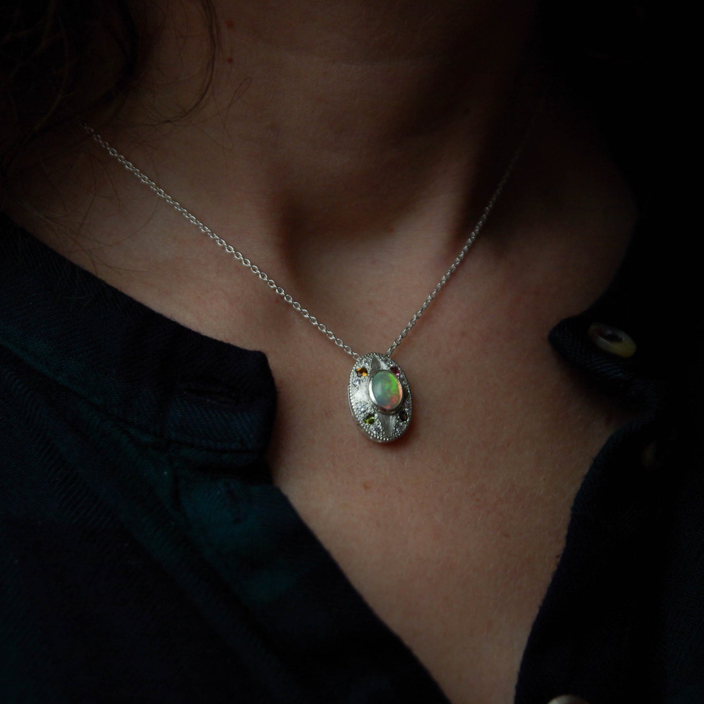 Pendentif "Ô" en argent avec Opale Welo et tourmalines