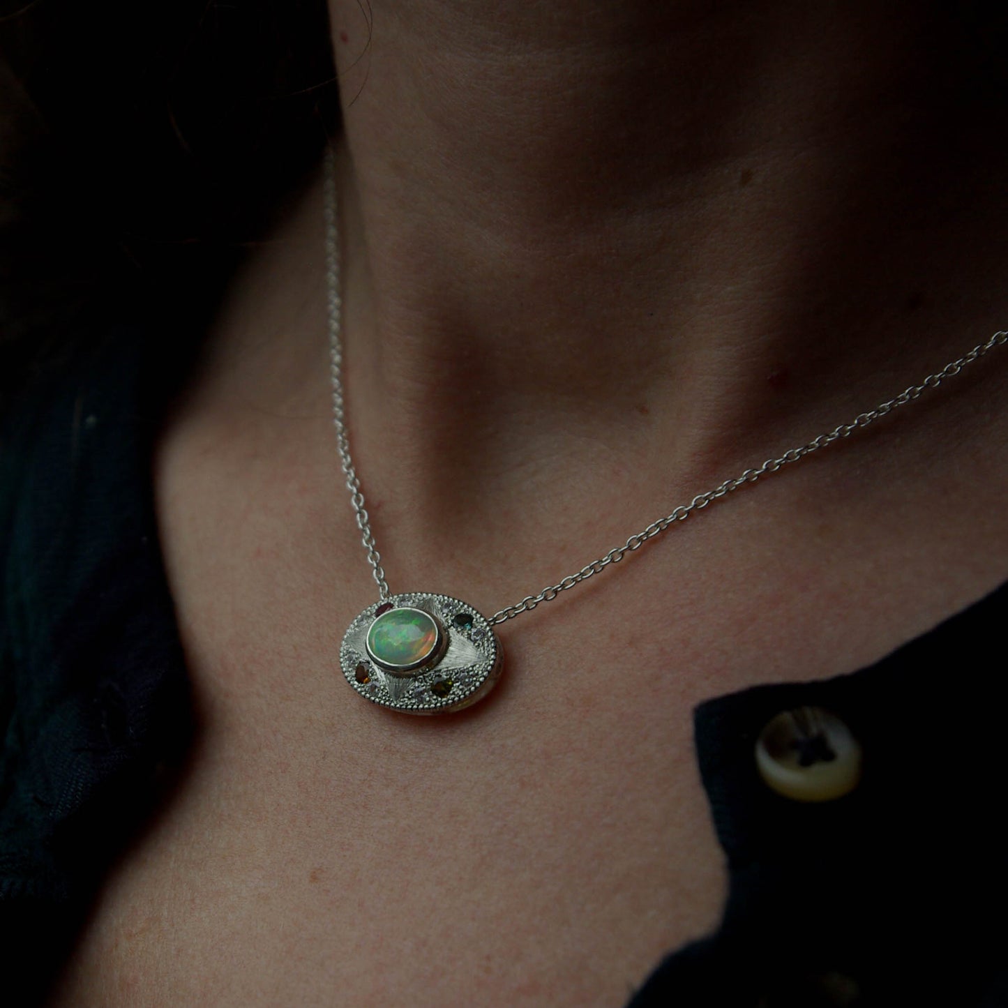 Pendentif "Ô" en argent avec Opale Welo et tourmalines