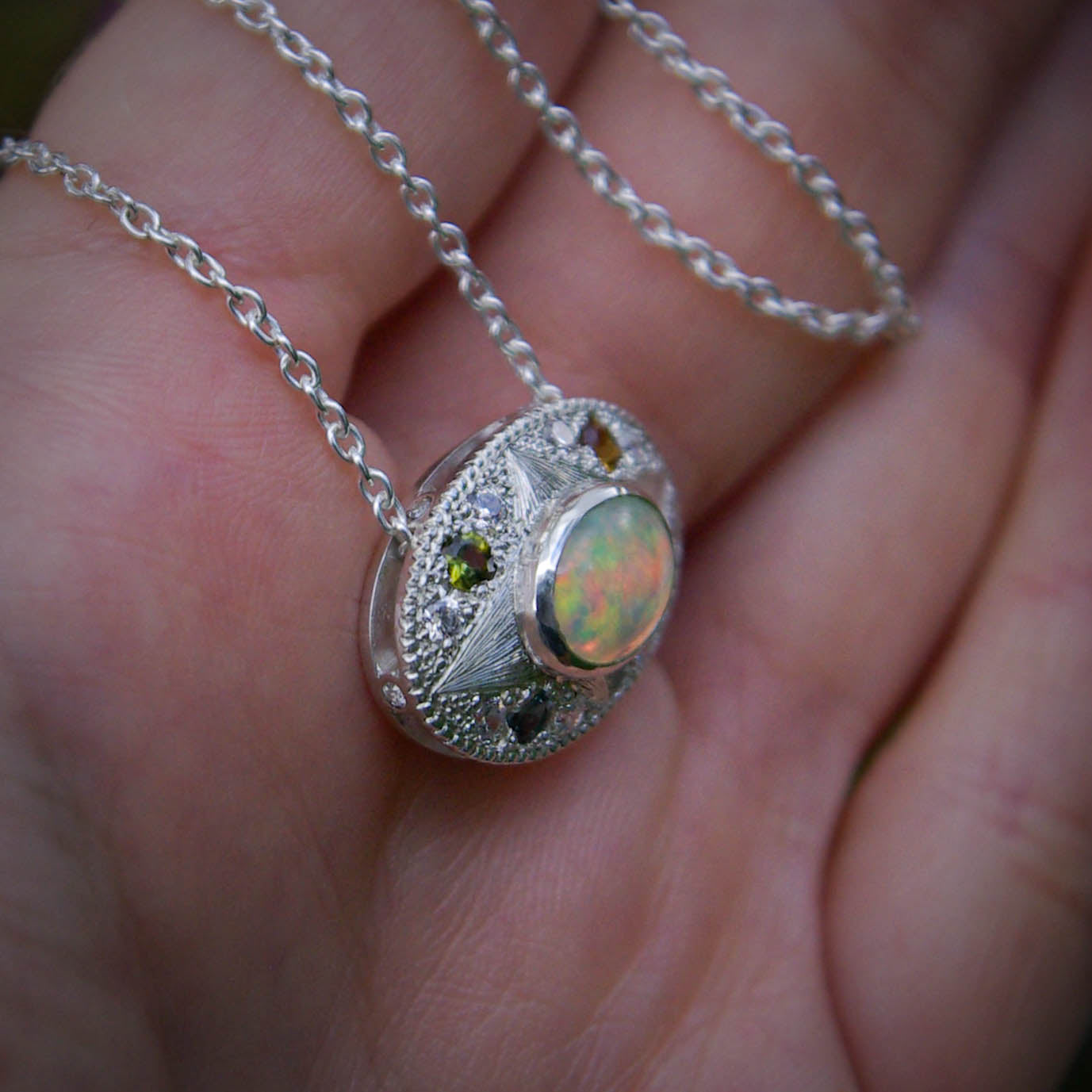Pendentif "Ô" en argent avec Opale Welo et tourmalines