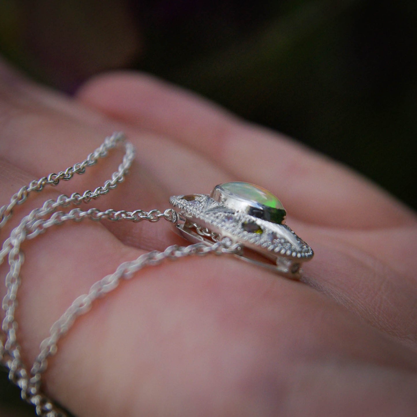 Pendentif "Ô" en argent avec Opale Welo et tourmalines