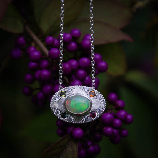 Pendentif "Ô" en argent avec Opale Welo et tourmalines