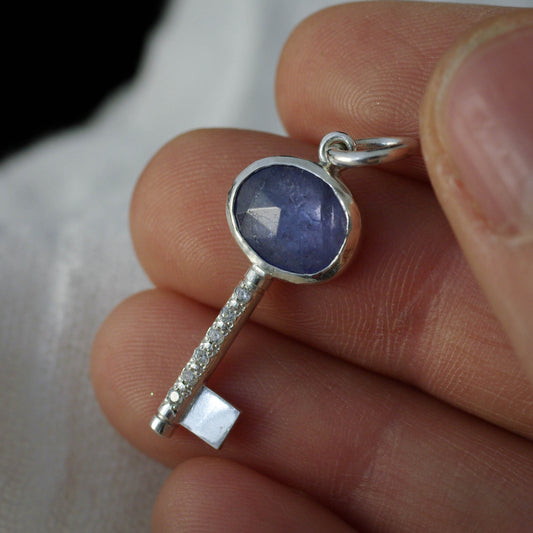 Pendentif clé en argent & tanzanite – petit modèle "Clé du cœur"