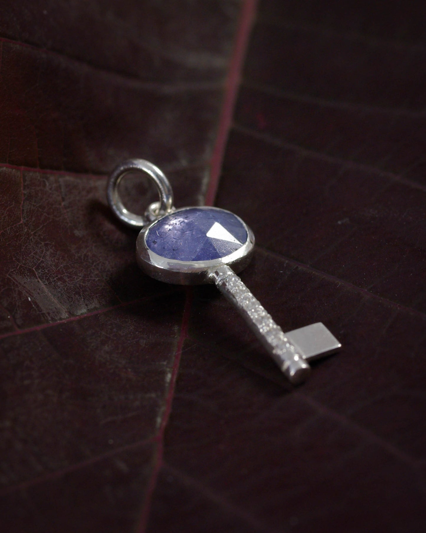 Pendentif clé en argent & tanzanite – petit modèle "Clé du cœur"