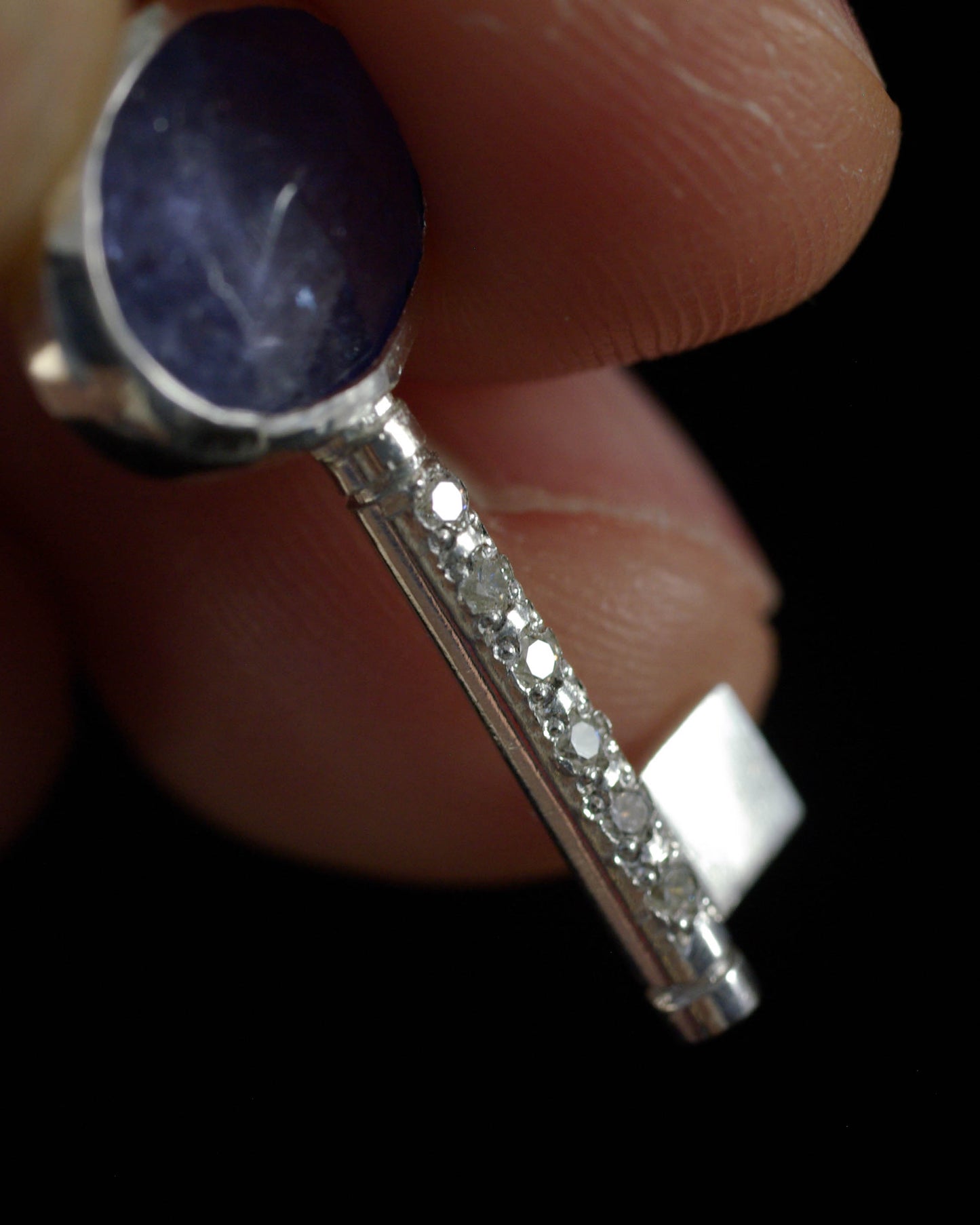 Pendentif clé en argent & tanzanite – petit modèle "Clé du cœur"