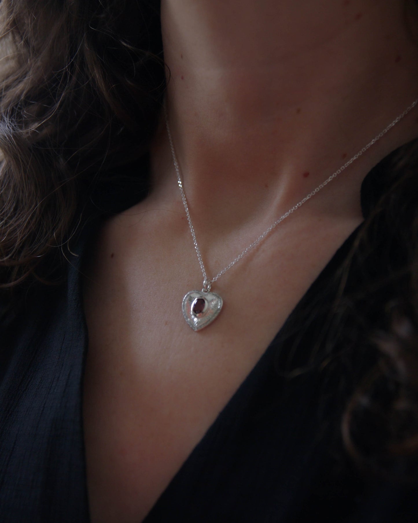 Pendentif coeur gravé argent et grenat Judith Collet Bijouterie