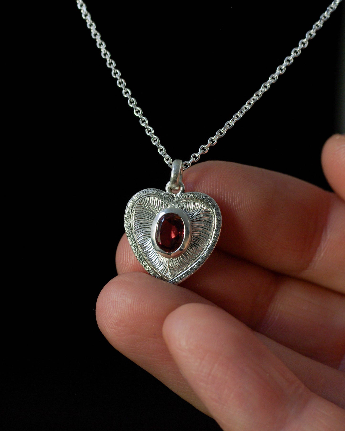 Pendentif coeur argent 925 gravé et grenat vue face Judith Collet Bijouterie