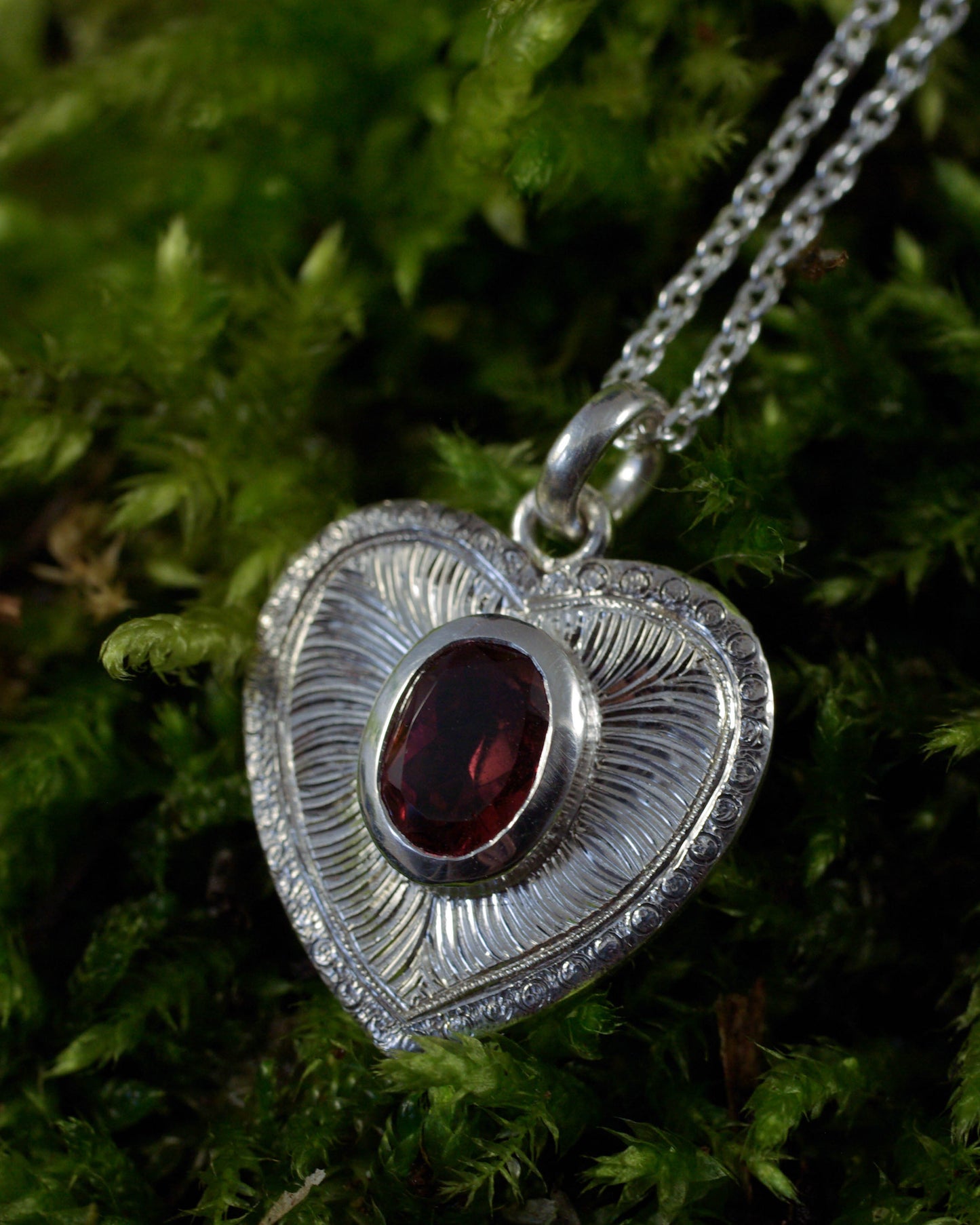 Pendentif coeur argent 925 gravé et grenat vue rapprochée Judith Collet Bijouterie