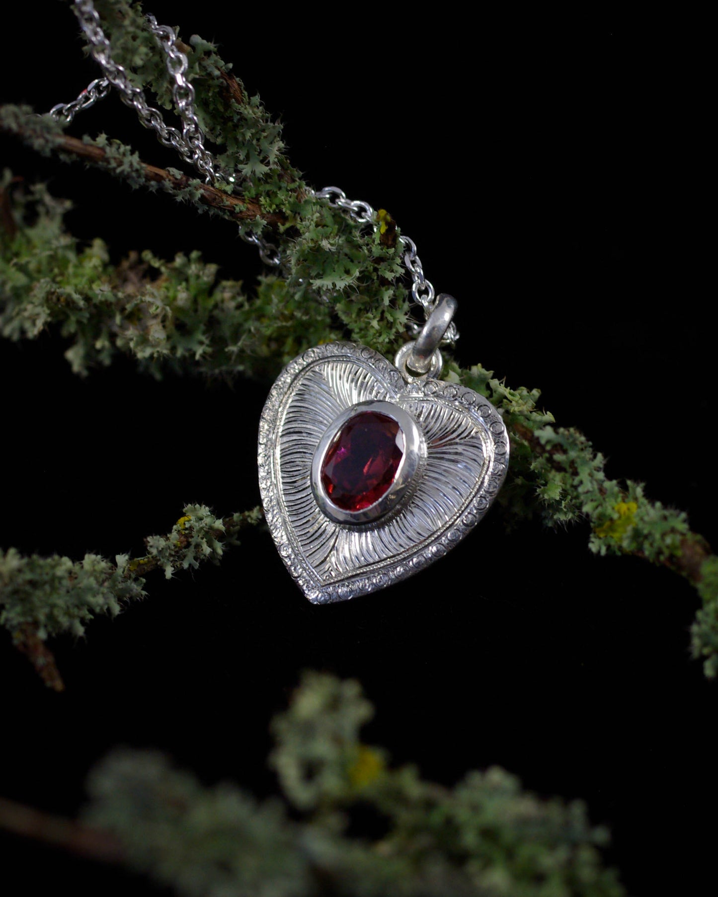 Pendentif coeur argent 925 gravé et grenat fabrication artisanale Judith Collet Bijouterie