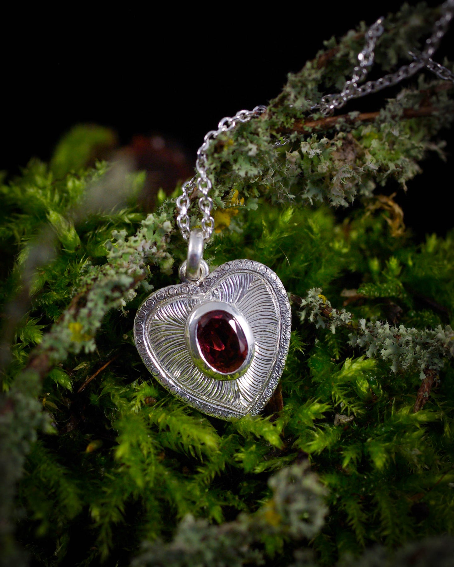 Pendentif coeur  argent 925 gravé et grenat style ancien Judith Collet Bijouterie