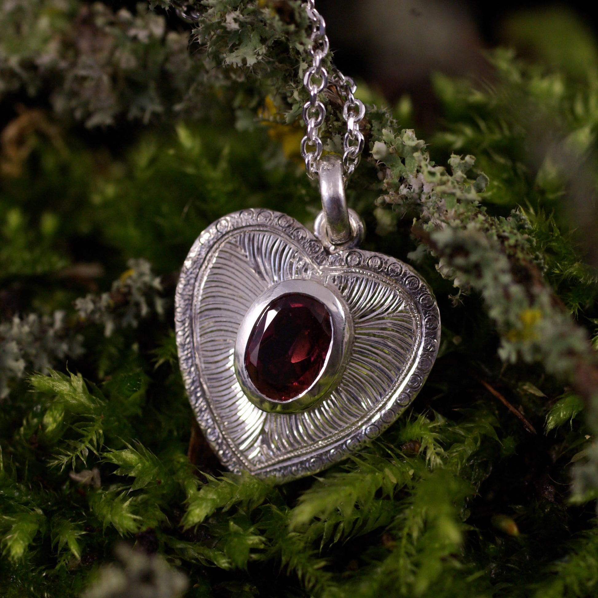 Pendentif coeur argent 925 gravé main et grenat Judith Collet Bijouterie