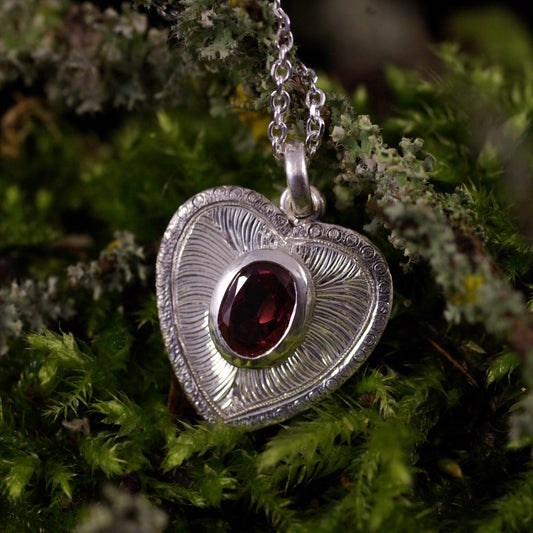 Pendentif coeur argent 925 gravé main et grenat Judith Collet Bijouterie