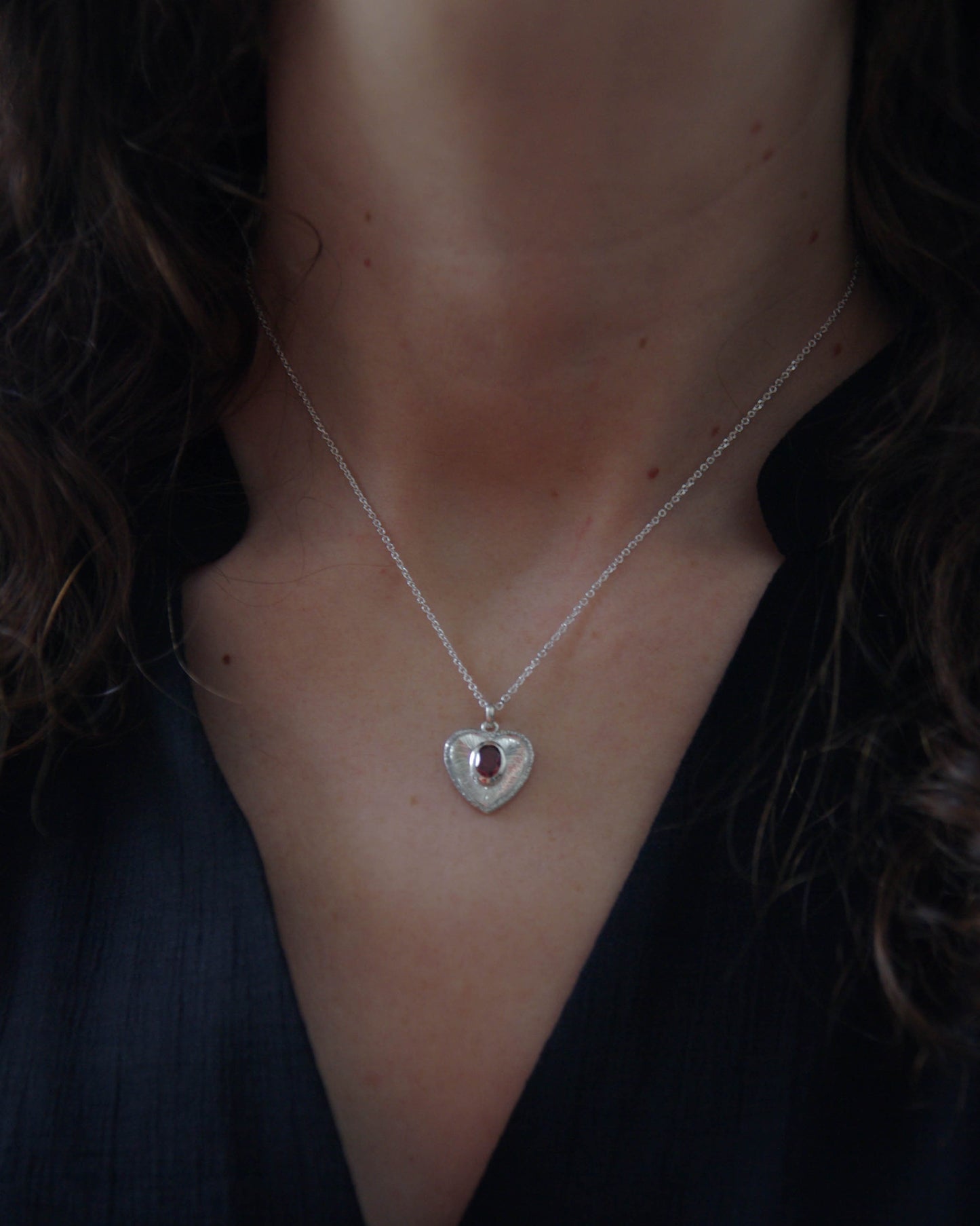 Pendentif coeur argent 925 gravé et grenat porté Judith Collet Bijouterie