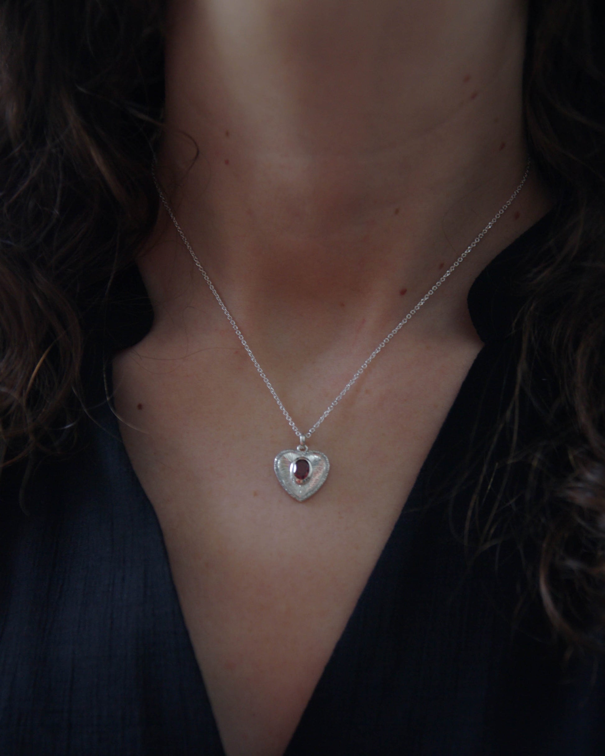 Pendentif coeur argent 925 gravé et grenat porté Judith Collet Bijouterie