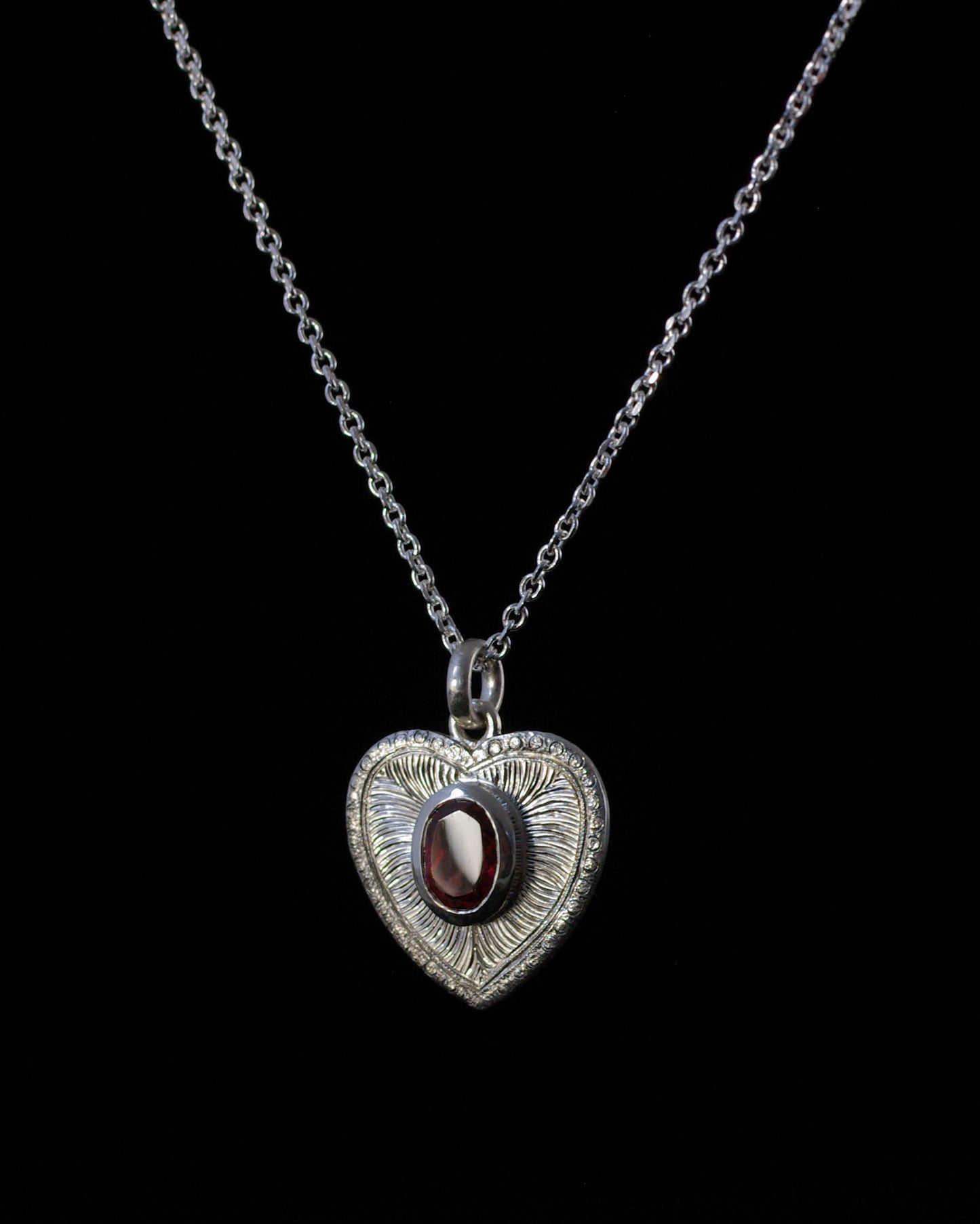 Pendentif coeur argent 925 gravé et grenat rouge Judith Collet Bijouterie