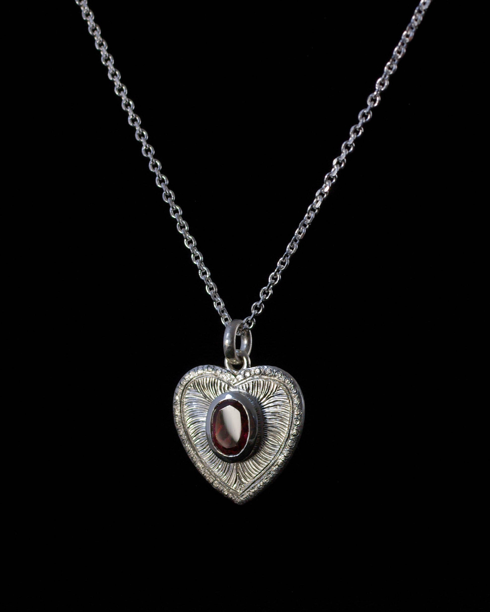 Pendentif coeur argent 925 gravé et grenat rouge Judith Collet Bijouterie