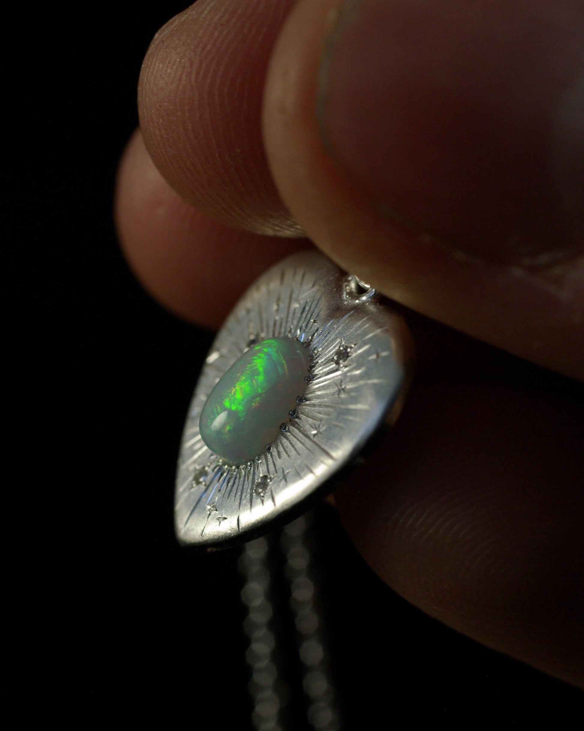 Pendentif coeur rayonnant en argent 925 et opale détail pierre Judith Collet Bijouterie